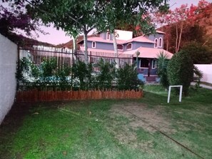 Property grounds - Cozy house in Itaipu, Niterói, RJ (Niterói)