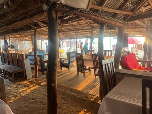 تناول الطعام بالخارج