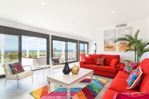 TV - Villa Dolce Vita by Escape Home (Son Bou)