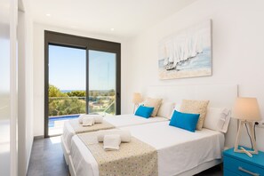 5 bedrooms, in-room safe, iron/ironing board, free WiFi - Villa Dolce Vita by Escape Home (Son Bou)
