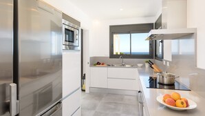 Cafetera y tetera, refrigerador, microondas y horno 