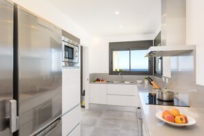 Fridge, microwave, oven, dishwasher - Villa Dolce Vita by Escape Home (Son Bou)