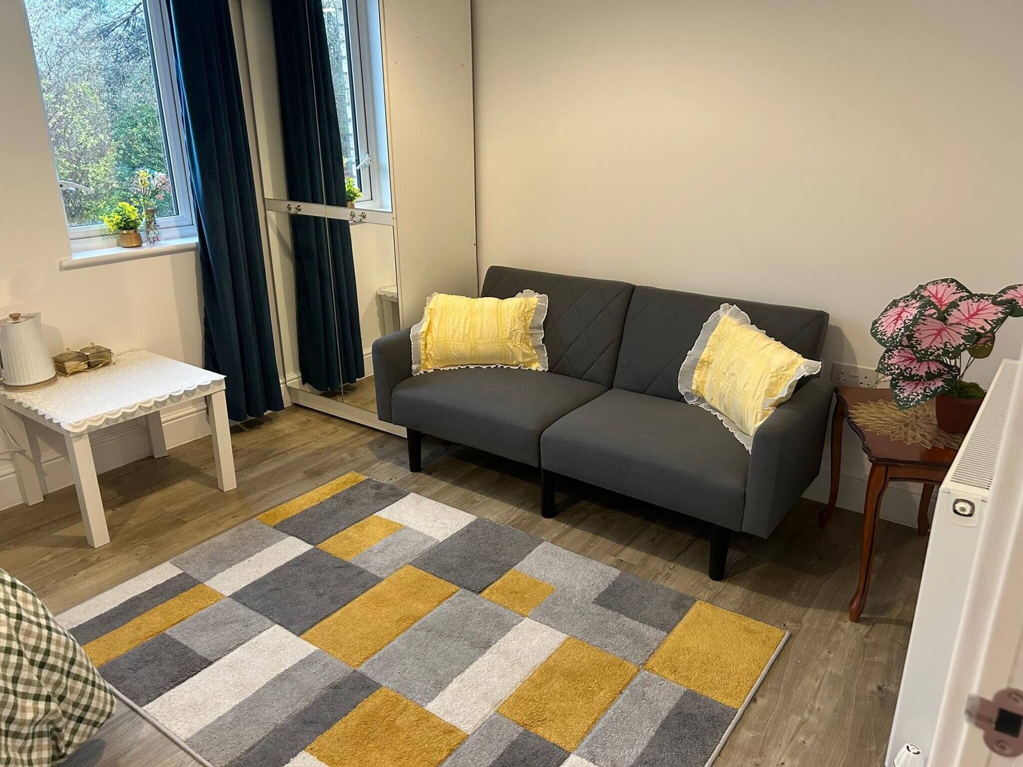 Shared Dormitory, 1 Bedroom | Living area | Books
