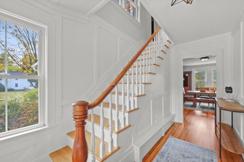 Beautifully Restored 1860's Stockbridge Farmhouse- short walk to downtown!