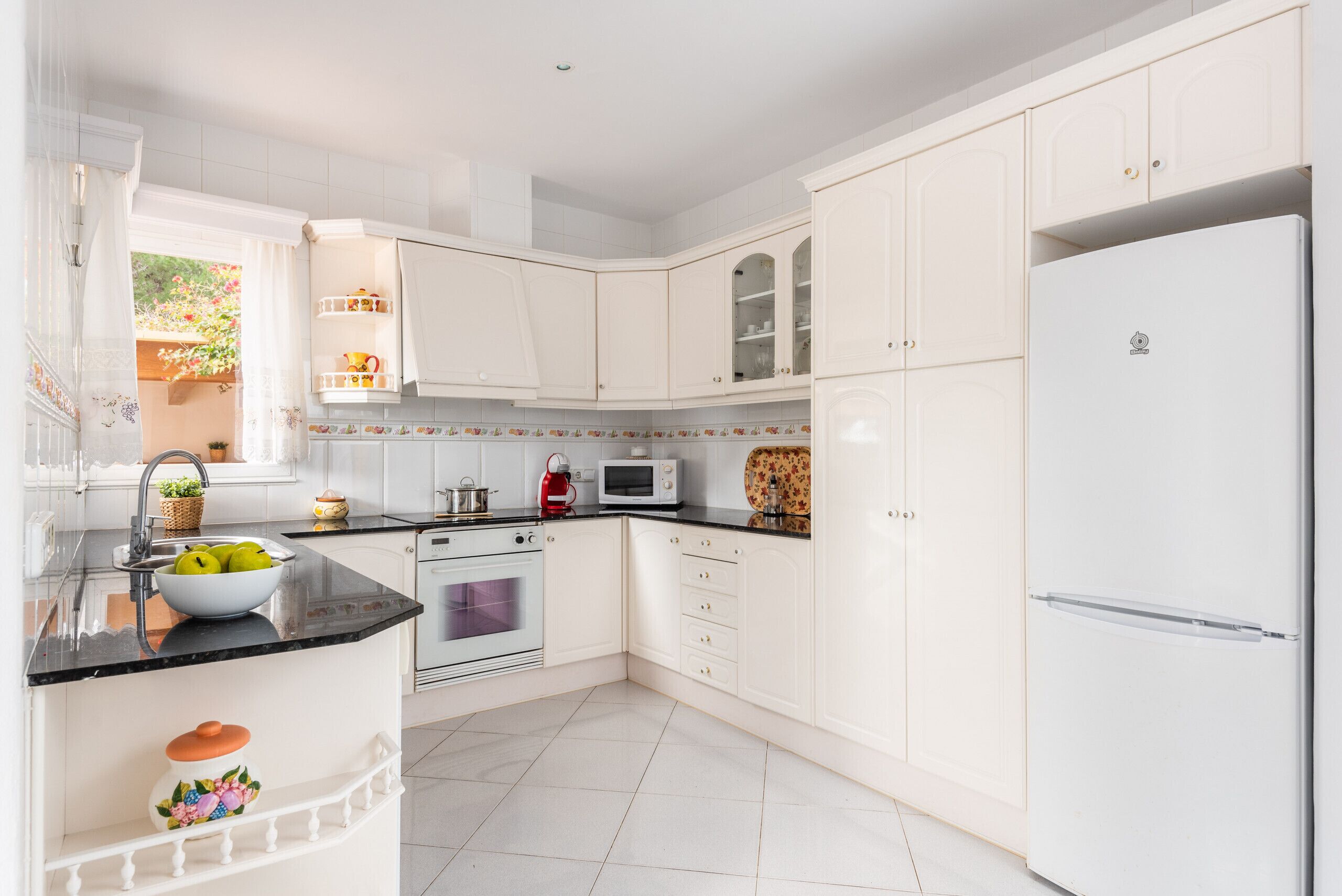 Réfrigérateur, micro-ondes, four, lave-vaisselle