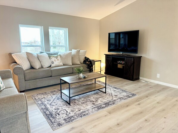 Living area - Cozy Christmas 3-bedroom home (Oskaloosa)