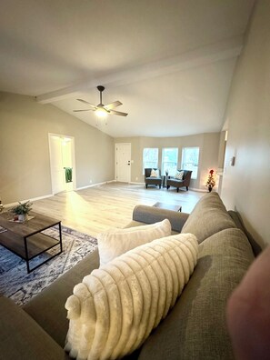 Living area - Cozy Christmas 3-bedroom home (Oskaloosa)