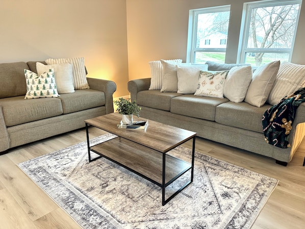 Living area - Cozy Christmas 3-bedroom home (Oskaloosa)