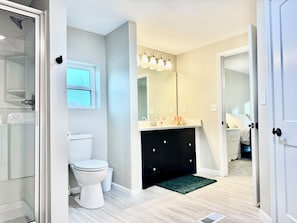 Bathroom - Cozy Christmas 3-bedroom home (Oskaloosa)