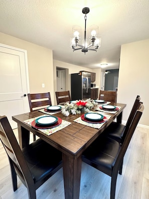 Dining - Cozy Christmas 3-bedroom home (Oskaloosa)