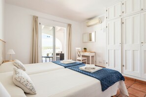 5 chambres, coffres-forts dans les chambres, fer et planche à repasser