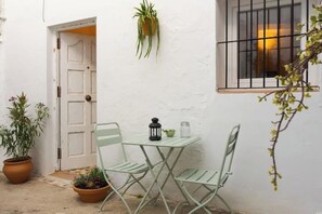 Outdoor dining - Casa Bombón - Andalusian charm in the heart of the city (Medina-Sidonia)