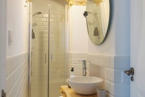 Shower, hair dryer, towels, soap - Casa Bombón - Andalusian charm in the heart of the city (Medina-Sidonia)