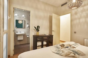 3 chambres, fer et planche à repasser, Wi-Fi, draps fournis