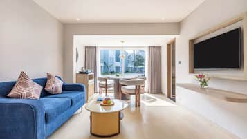 Familien-Suite, Balkon, Poolblick | Wohnbereich