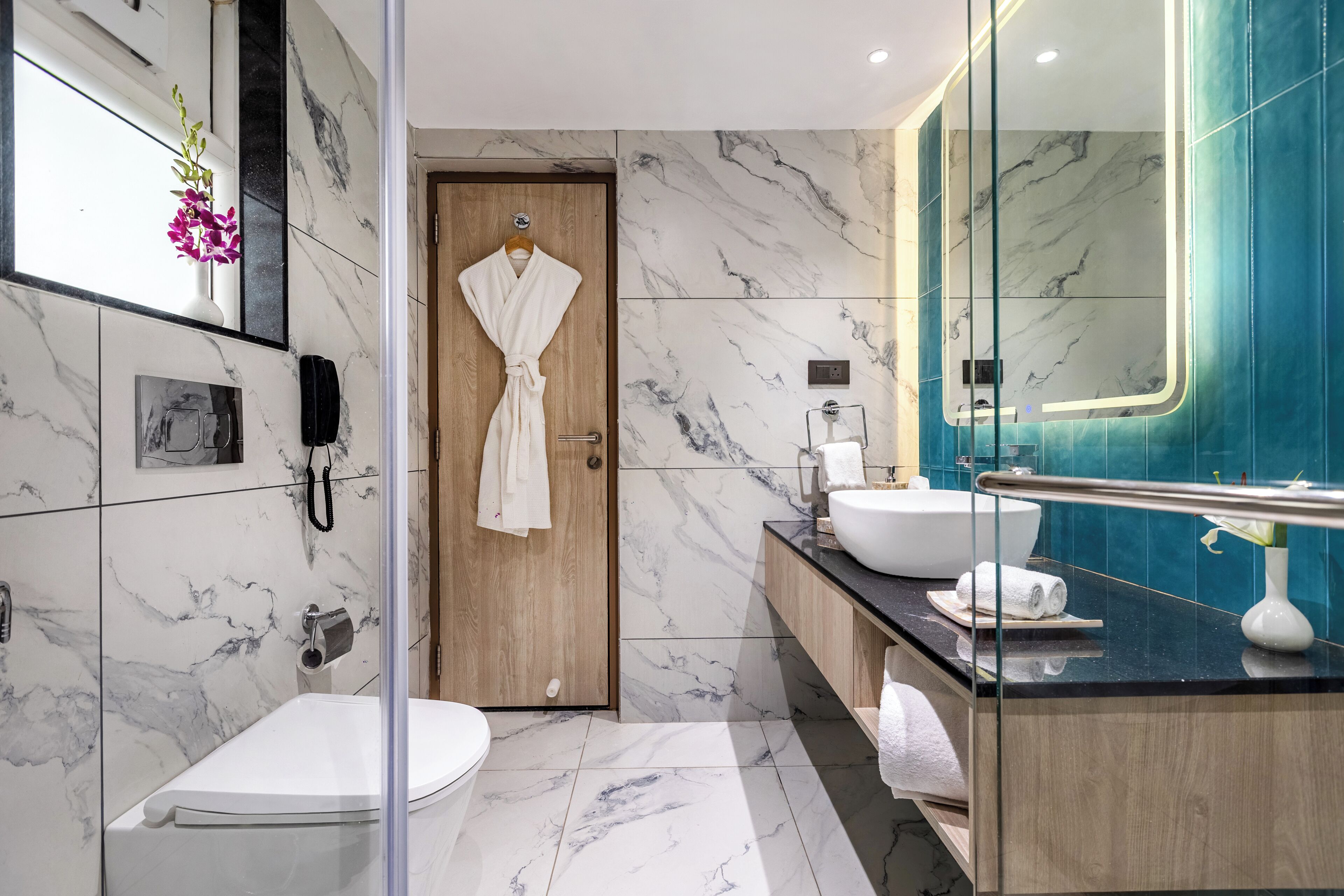 Familien-Suite, Balkon, Poolblick | Badezimmer