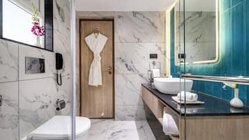 Familien-Suite, Balkon, Poolblick | Badezimmer