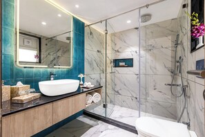 Junior-Suite, Balkon, Poolblick | Badezimmer | Dusche, Seife, Shampoo, Toilettenpapier