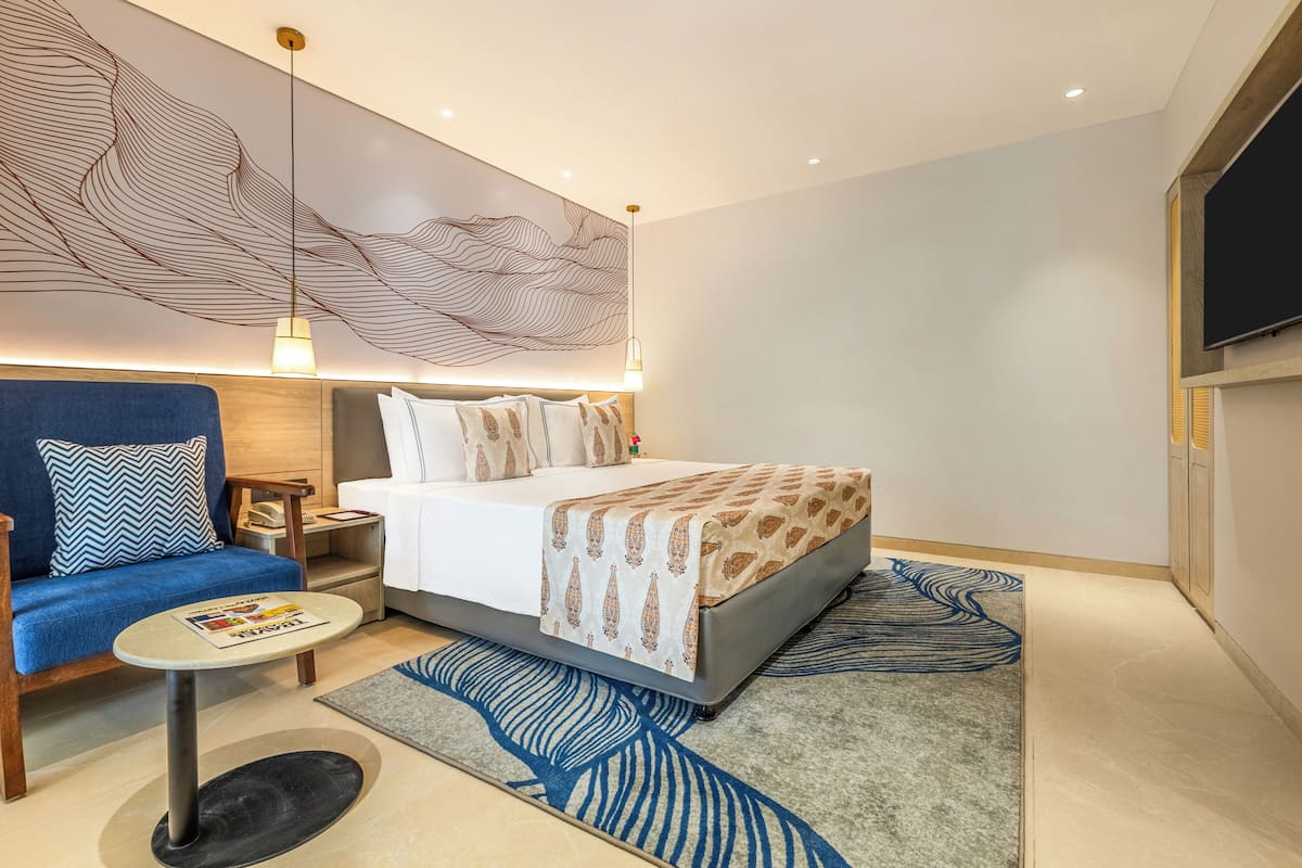 Suite Junior, balcon, vue sur la piscine | Coffre-fort, rideaux d’obscurcissement, accès au Wi-Fi (inclus)