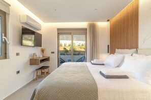 3 bedrooms, in-room safe, soundproofing, iron/ironing board - Esencia Luxury Villa with Private Saltwater Pool (Ammoudi)