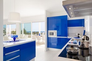 Fridge, microwave, oven, dishwasher - Villa Paradise by Escape Home (Son Bou)