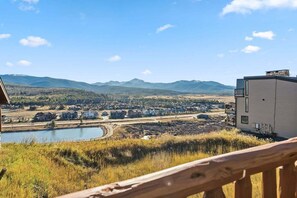 Property grounds - Cozy 2 bedroom, private HT, mt views, open floor plan (Fraser)