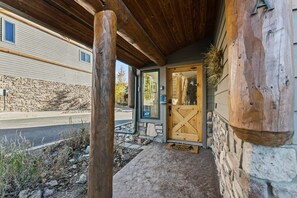 Exterior detail - Cozy 2 bedroom, private HT, mt views, open floor plan (Fraser)