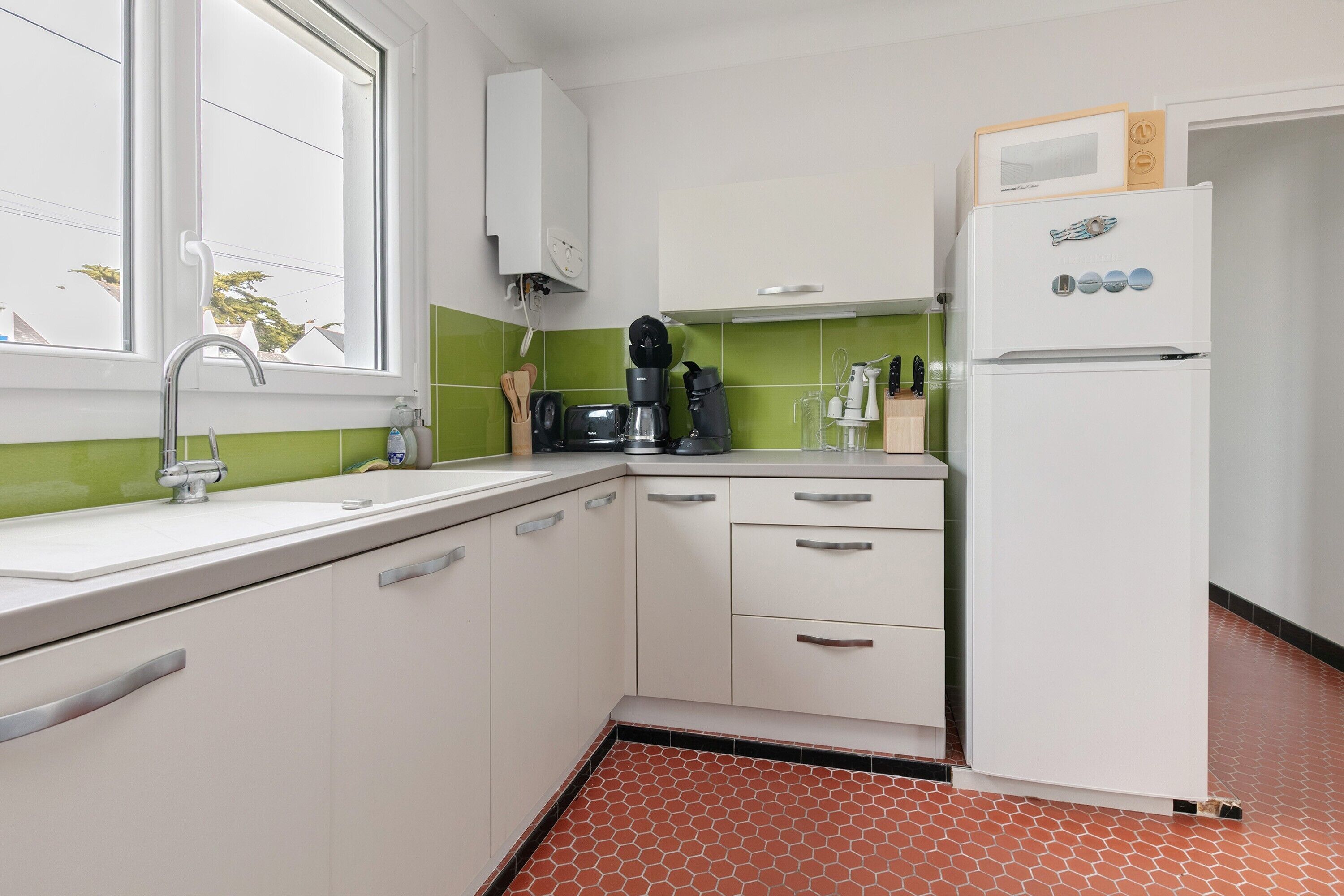 Réfrigérateur, micro-ondes, four, plaque de cuisson