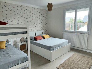 Iron/ironing board - Dizavel Holiday Home with Terrace and Garden (Le Croisic)