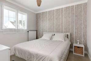 Iron/ironing board - Dizavel Holiday Home with Terrace and Garden (Le Croisic)