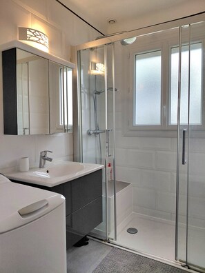 Shower, hair dryer - Dizavel Holiday Home with Terrace and Garden (Le Croisic)