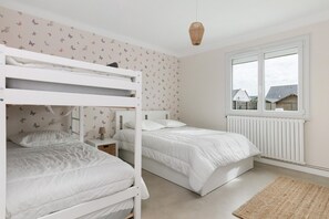 Iron/ironing board - Dizavel Holiday Home with Terrace and Garden (Le Croisic)