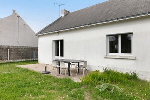 Outdoor dining - Dizavel Holiday Home with Terrace and Garden (Le Croisic)