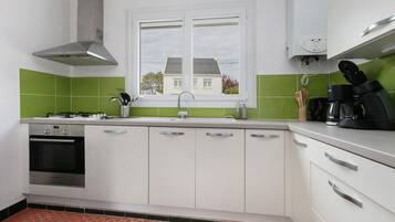 Kjøleskap, mikrobølgeovn, ovn og kokeplater