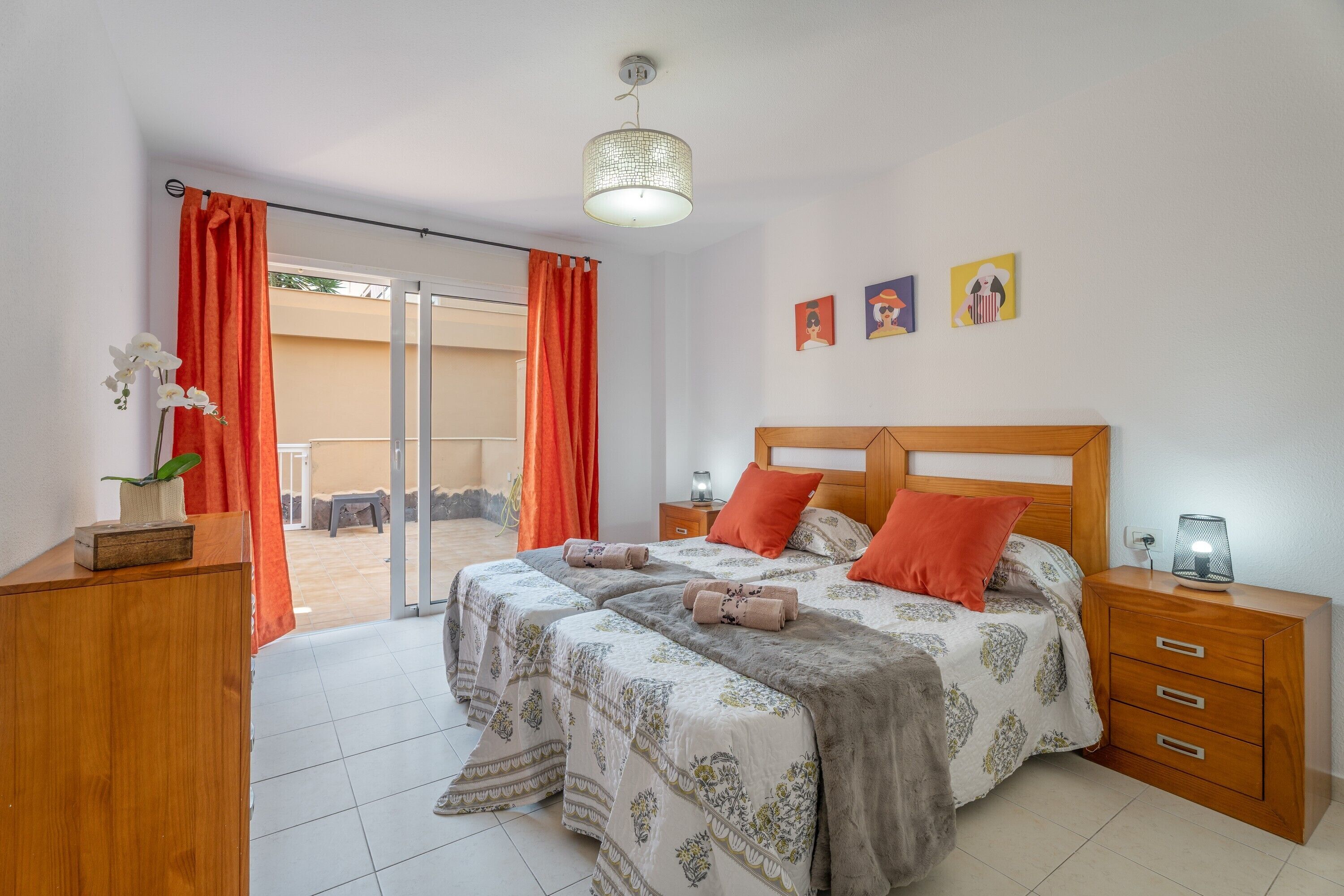 Een strijkplank/strijkijzer, wifi, beddengoed