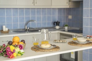 Frigorífico, horno, placa de cocina y cafetera o tetera