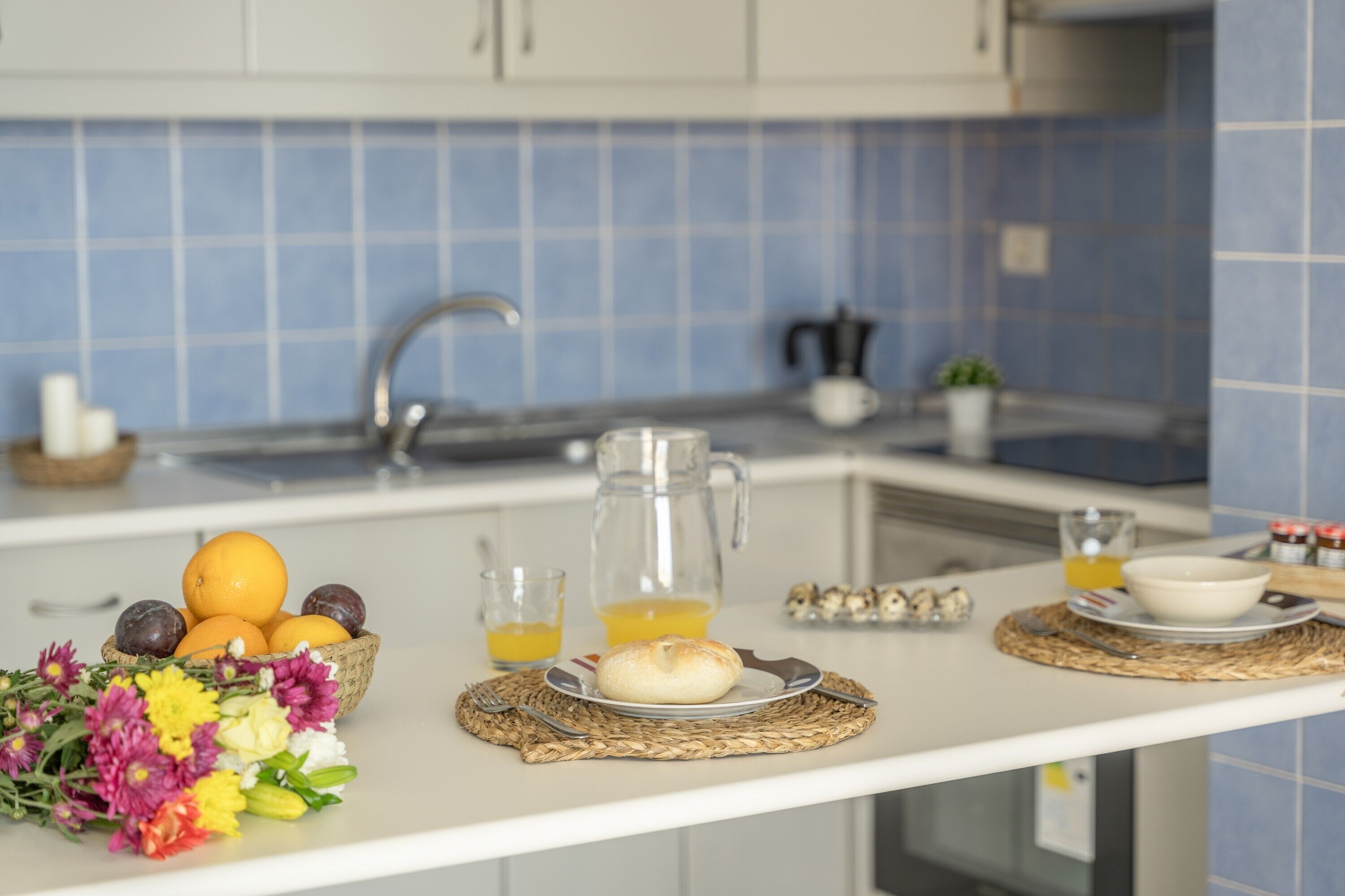 Jääkaappi, uuni, liesi, kahvin-/teenkeitin