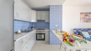 Køleskab, ovn, kogeplade, kaffe-/temaskine