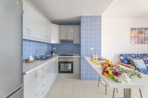 Køleskab, ovn, kogeplade, kaffe-/temaskine