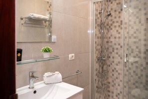Ducha, secador de pelo y toallas