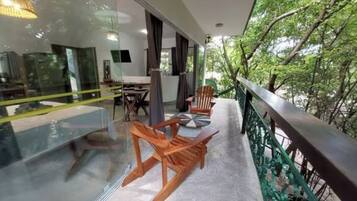 Apartamento Deluxe, lanai, vistas al jardín | Patio hawaiano