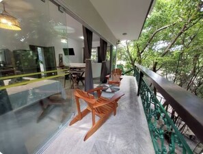 Apartamento Deluxe, lanai, vistas al jardín | Patio hawaiano