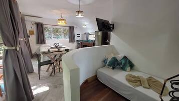 Apartamento Deluxe, lanai, vistas al jardín | Zona de estar