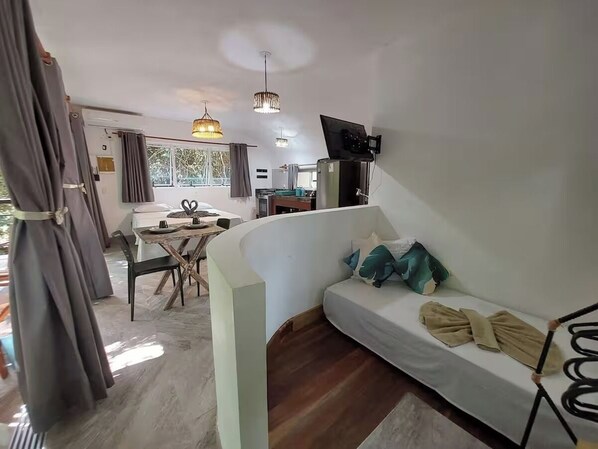 Apartamento Deluxe, lanai, vistas al jardín | Zona de estar