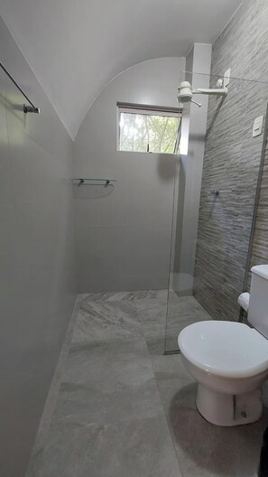 Deluxe-Apartment, Veranda, Gartenblick | Badezimmer | Seife, Toilettenpapier