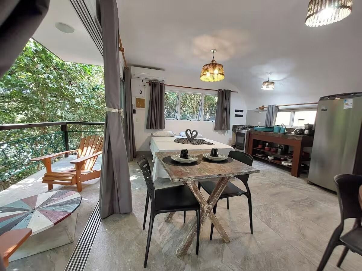 Apartamento luxo, varanda coberta, vista para o jardim | Opções para refeição no quarto