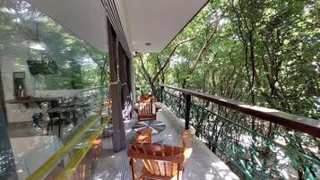 Apartamento luxo, varanda coberta, vista para o jardim | Varanda coberta