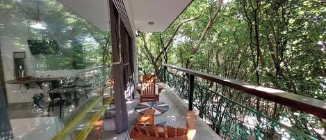 Apartamento luxo, varanda coberta, vista para o jardim | Varanda coberta