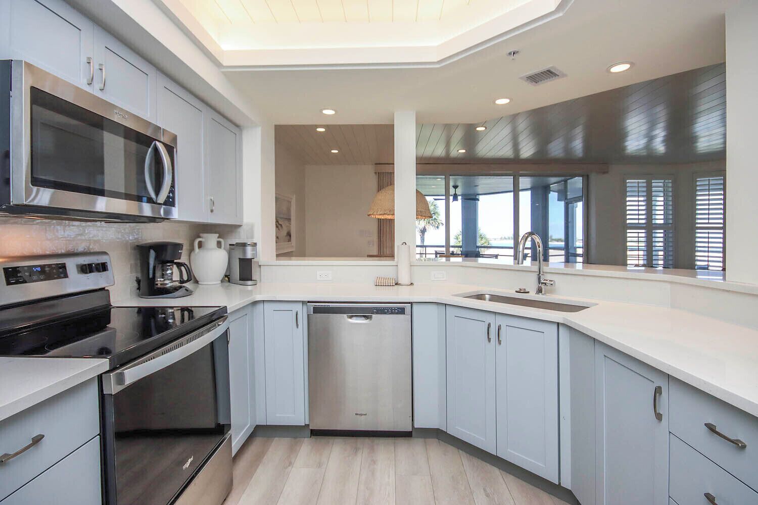 Kylskåp, mikrovågsugn, ugn och spishäll