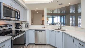 Kylskåp, mikrovågsugn, ugn och spishäll